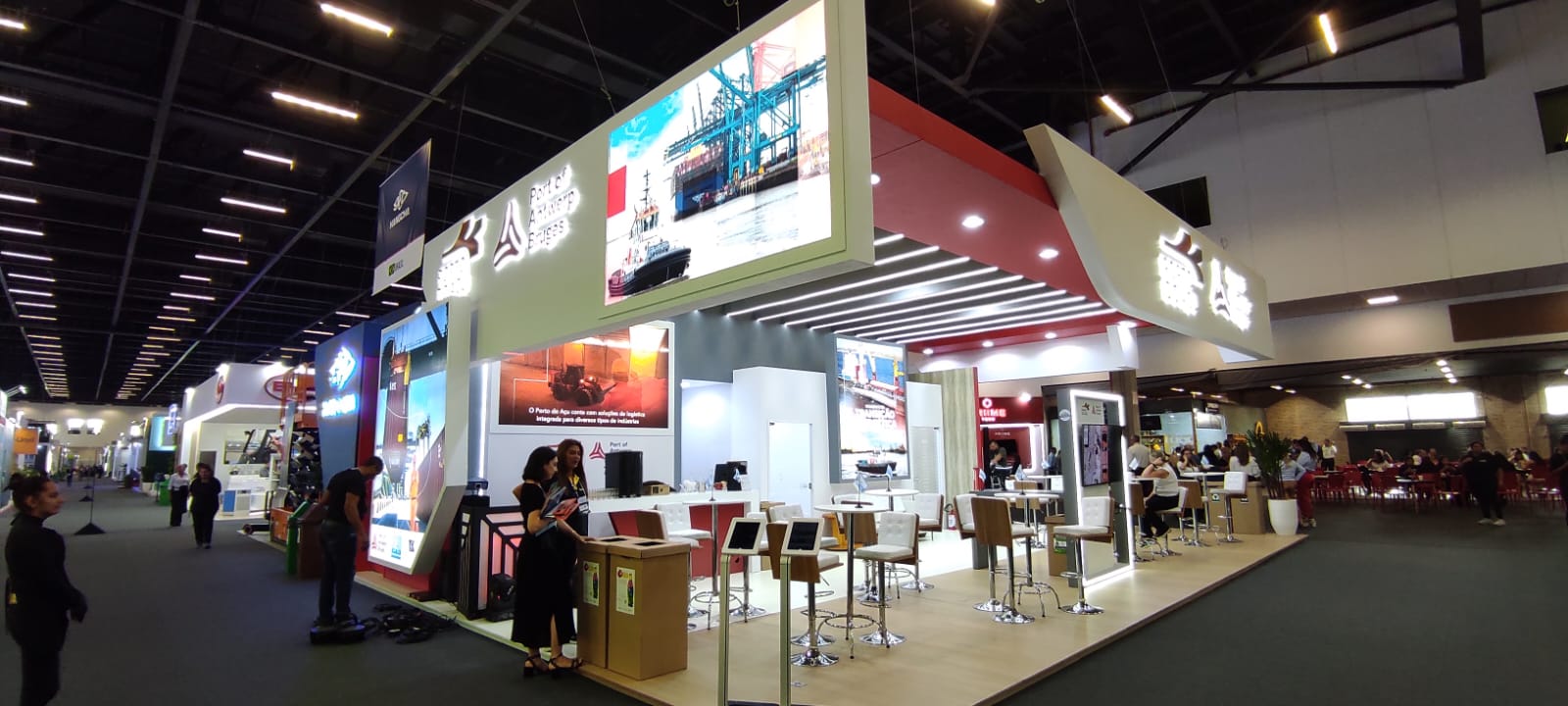 Stand com equipamentos LocShow