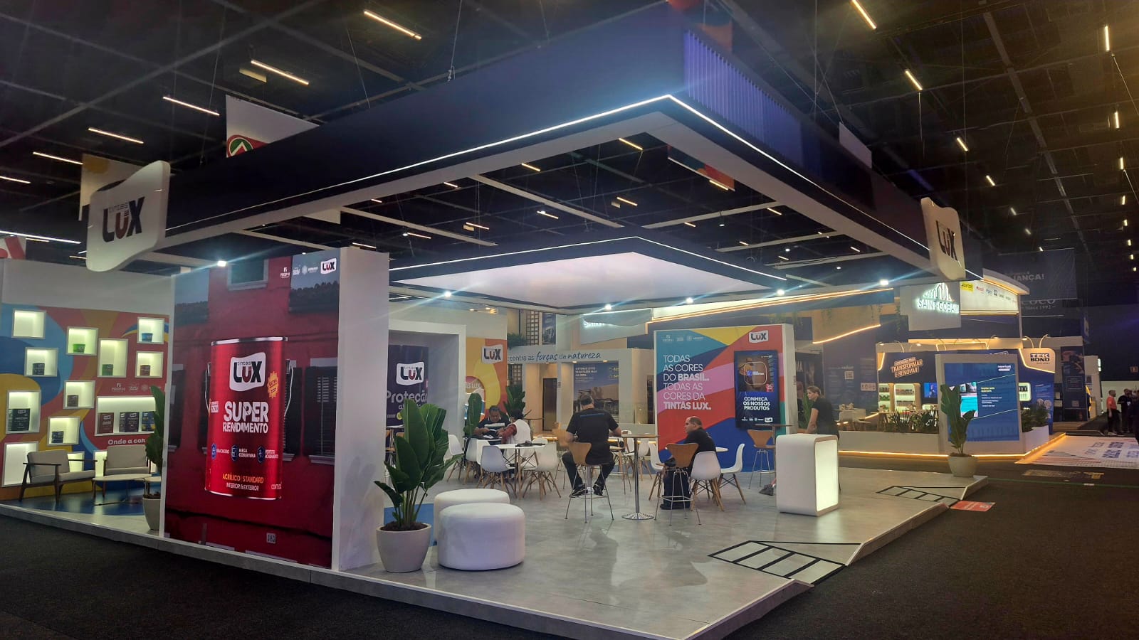 Stand com equipamentos LocShow